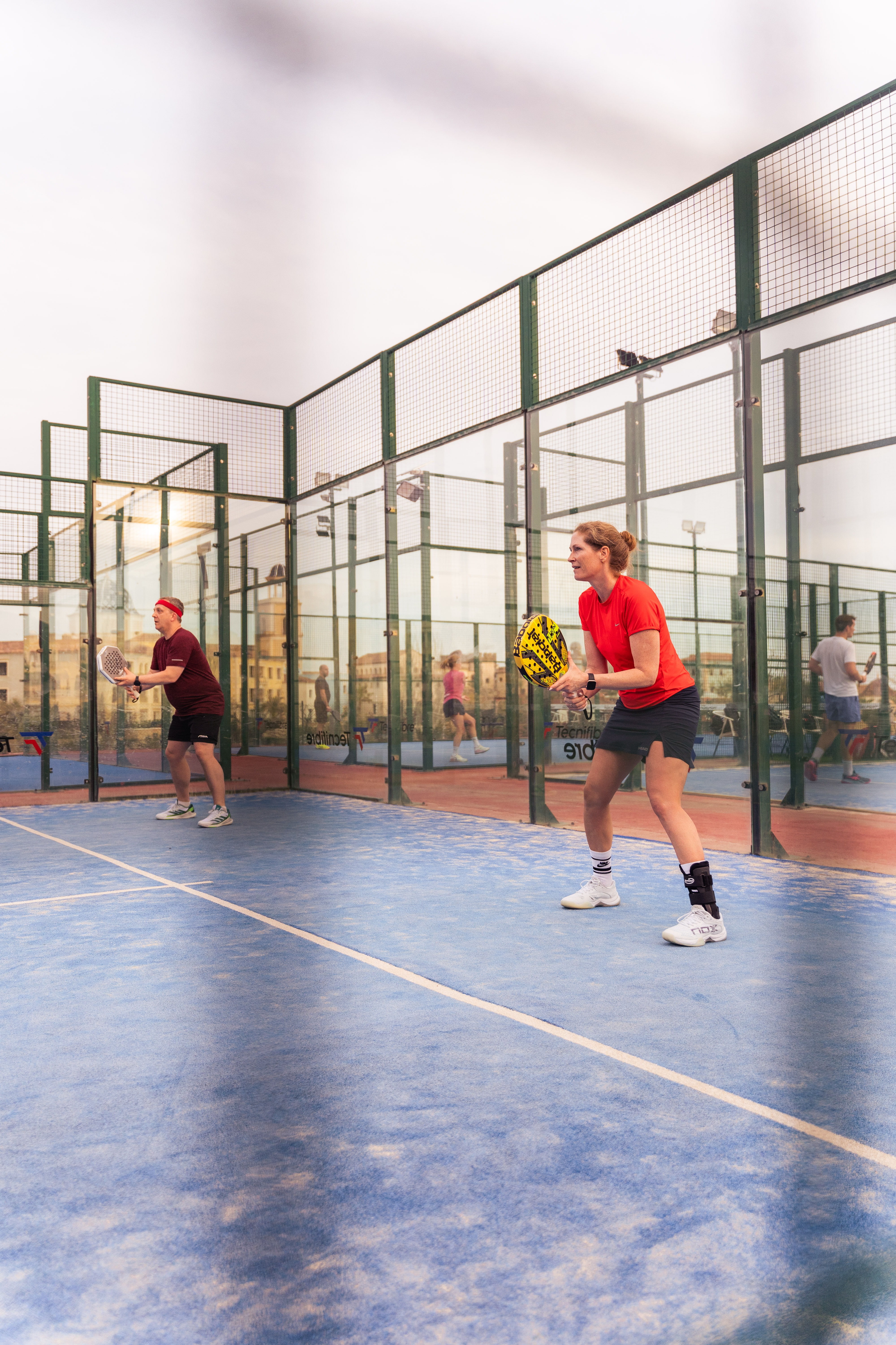 Spillere i aksjon på padelbane i Albir