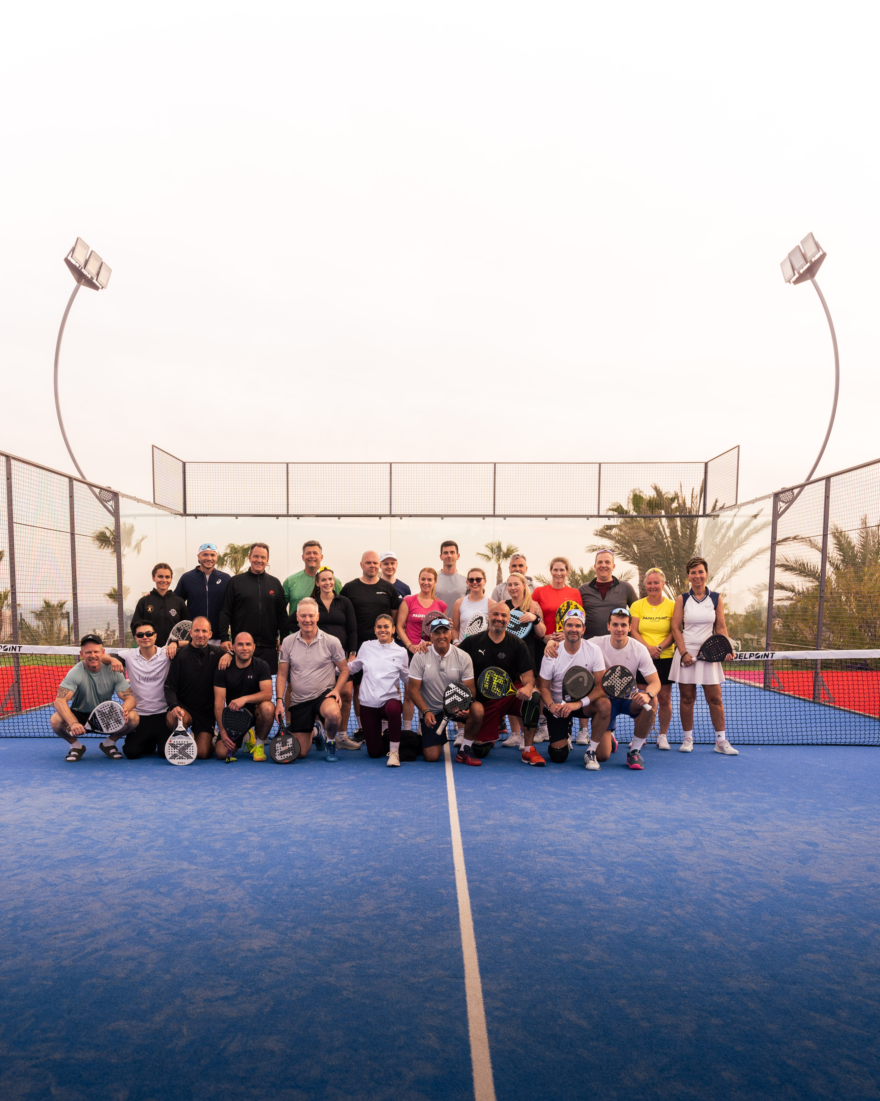 Hele Fera-gruppen på padelbane